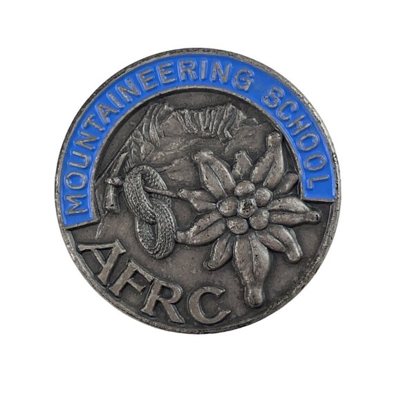 Mountaineering School AFRC Vintage Metal Lapel Pin Edelweiss Flower & Rope - Picture 1 of 4